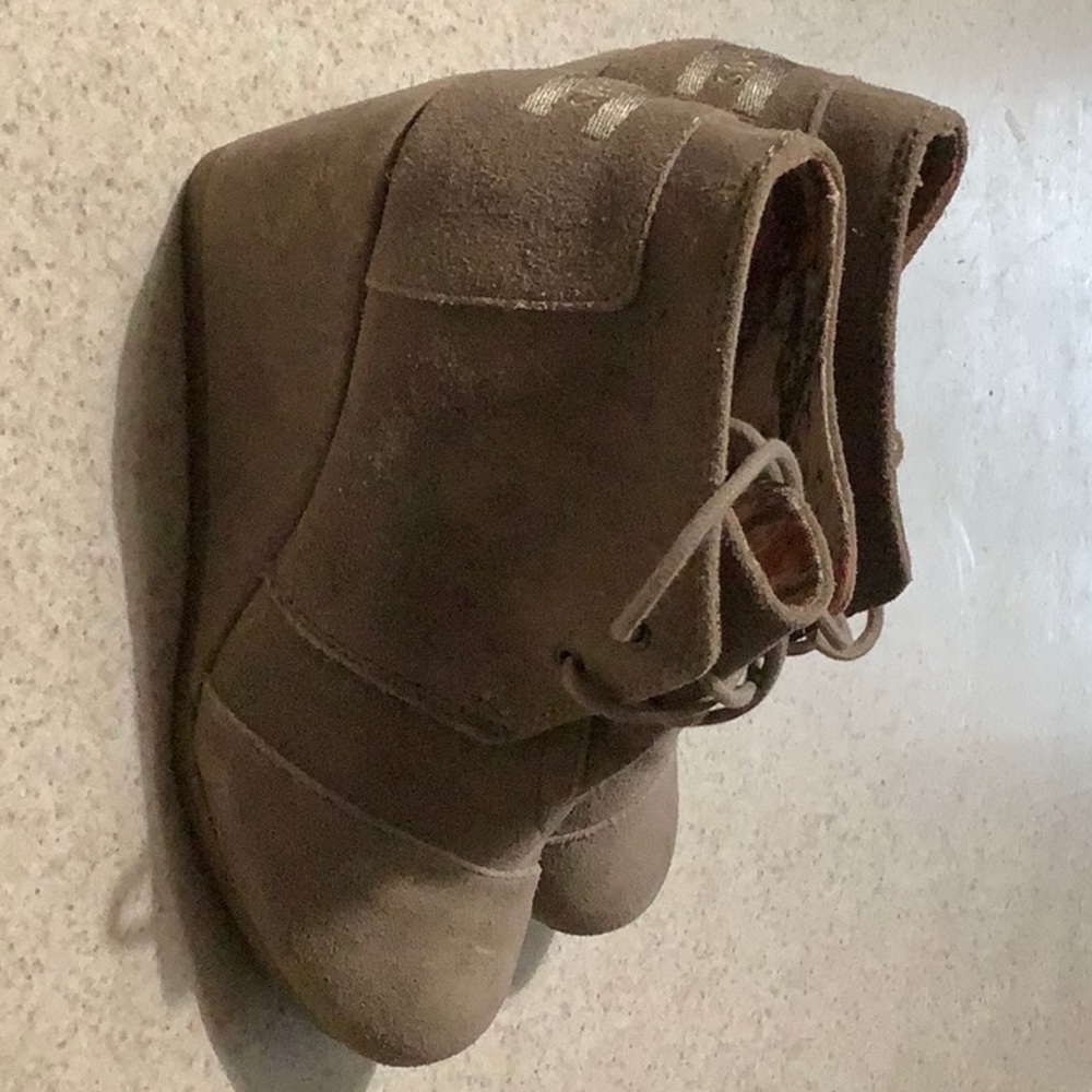 NEW TOMS Kids Women’s Girls Desert Wedge Bootie Taupe Suede US 5